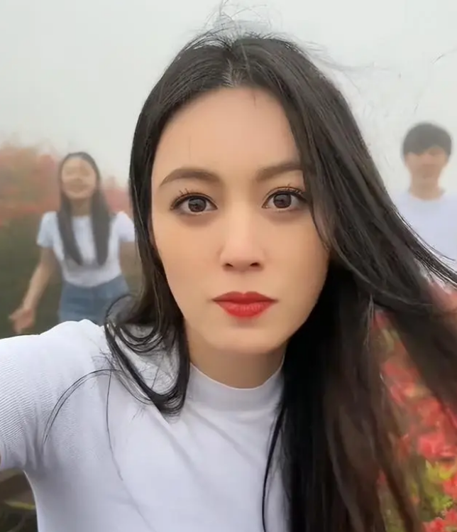 中国网红女歌手、模特 唐艺